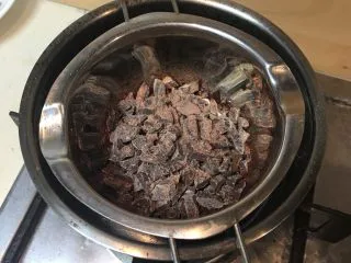 烘培小白入门：幸福满满的巧克力水果条,隔水加热