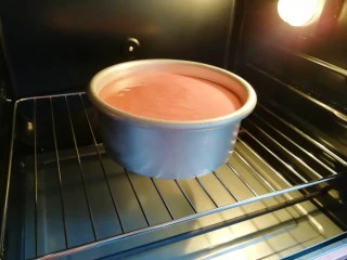 圣诞奶油蛋糕,送入预热好的烤箱，上下管150度烤15分钟。