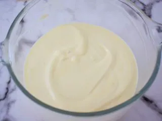 香葱肉松蛋糕卷,翻拌或上下拌匀