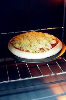 玄妙感觉的孜然羊肉披萨,放入烤箱,上、下火190度,烘烤10分钟,至奶酪全部溶化即可取出。