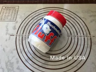 可可冰心面包,13、我用的是香草味的Fluff棉花糖，这款棉花糖来自美国， 首先它是无胆固醇、无脂肪、无反式脂肪，非常的健康，适合老人、孩子和爱美的女性朋友食用。然后它是半固体酱状，可以直接加热，操作起来更方便。最后用它来制作可可冰心奶油馅儿，口感更细腻丝滑，绵柔而不甜腻。