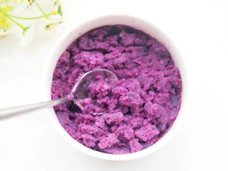 奶香芒果夹心紫薯球,捣成泥。