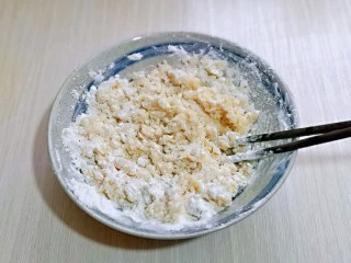 椰香桂花豆沙酥,制作油酥: 低筋面粉加入猪油，搅拌成絮状。