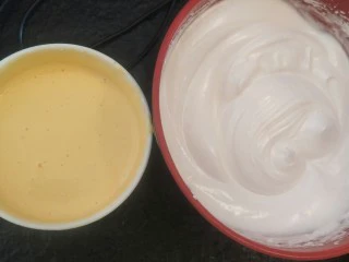 奶油生日蛋糕（无需抹面）,把两者混合在一起。