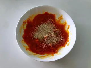 平底锅高钙小馒头,取出装有南瓜的盘子，压成泥，南瓜的温度降到40度左右时，加入发酵粉。