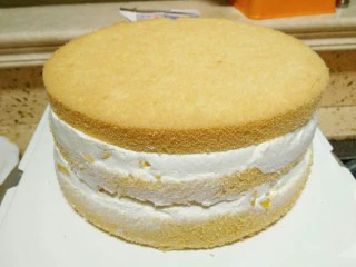 麋鹿奶油蛋糕,重复10-11步骤，涂完三片蛋糕