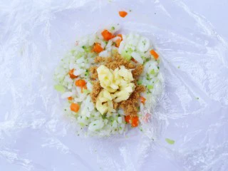 西兰花肉松芝士饭团,加入芝士碎。