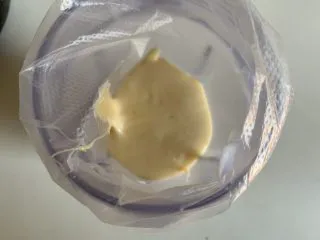 超级拉丝牛轧饼干,把糖浆装入到裱花袋中