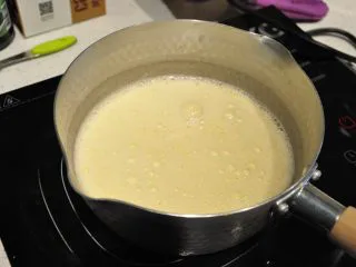 日式豆乳盒子蛋糕,再将混合好的液体倒回锅中,用小火加热。