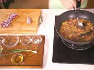 法式香橙煎鸭胸 , 再加入蜂蜜、盐和黑胡椒碎,拌匀,转小火煮至汤汁变稠。