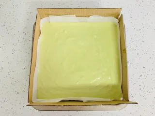 古早蛋糕（青汁）,翻拌好的面糊从高处缓缓倒入模具中。