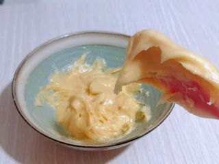 零失败~奶油泡芙 外酥内软吃出幸福甜蜜,做好的面糊提起硅胶铲有倒三角形即可。