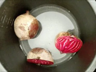 甜菜头瘦身沙拉-甜菜头吃法之一,洗净，高压锅中放少量水，定时20分钟。我一般用这种方法蒸薯类、胡萝卜、土豆之类的，比较快，也省水，甜菜头比较硬，所以相对容易软烂的薯类和胡萝卜时间要长。 