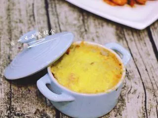 鲜虾芝士焗饭,这里，没有烤箱也可用微波炉！将上面的碗放进微波炉高火3分钟，芝士融化了就好开吃了。