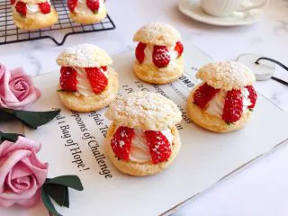 网红草莓脆皮泡芙,成品