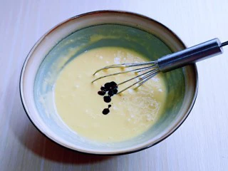 红丝绒草莓奶油蛋糕卷~下午茶必备甜品,再滴入红丝绒液。(3-4滴,用红曲粉也可以)