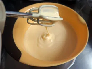 丸久小山园名物蛋糕卷--抹茶,将4个全蛋,5只蛋黄,细砂糖17克,蜂蜜34克放入大打蛋盆中,搅打至发白浓稠的状态。搅打的时间比较长,打至蛋黄糊能层叠状态。