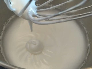 十分优秀de巧克力戚风蛋糕,第3次加入出现纹路