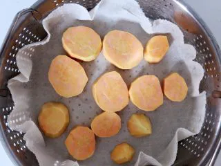 红薯酸奶小蛋糕,把红薯切块蒸熟