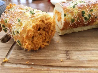 香葱肉松面包卷,蘸满肉松。 