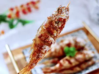 香辣孜然烤鱼,香酥可口的香辣孜然烤鱼出炉咯，香味飘满了整个房间，嘻嘻，老公配着啤酒，烤了6个没够吃哟。