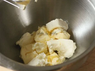 kitty奶酪饼干,奶油奶酪和黄油切小块装在打蛋盆里,室温放置回软,即黄油和奶酪都能轻松按扁的状态