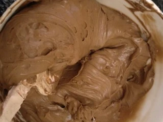 最“柔软”纸杯蛋糕☕—爆浆巧克力,搅拌均匀。