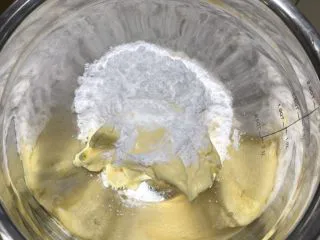 可爱KT小饼干,黄油利用烤箱发酵功能软化，黄油软化后+糖粉和盐，用打蛋器搅打