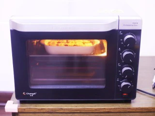 香蕉牛奶烤燕麦,放入预热好的烤箱，180度上下火中层烤20分钟即可。