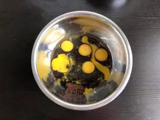 红枣糕（全蛋打发）,鸡蛋，红糖倒入稍大盆中