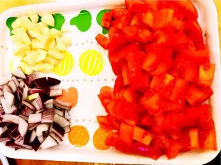 酸甜 & 辛辣 & 劲道 的意大利面,将上述洋葱丁、大蒜丁和西红柿块装盘备用。