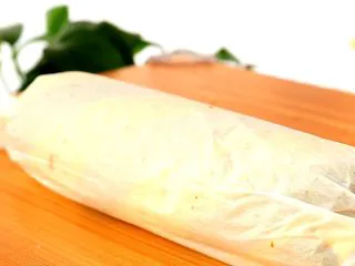 圣诞草莓蛋糕卷,利用油纸卷起来，放置冰箱冷藏最少30min定型 