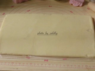 kitty奶酪饼干,把面团装进保鲜袋,擀成约5、6毫米厚的长方形大片,放进冰箱冷冻30-40分钟