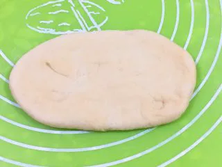 奶油夹心面包,将剂子擀成椭圆形。