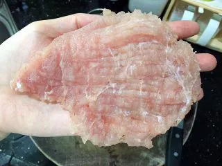 美味的日式炸猪排,经络敲断后，猪扒肉也跟着变大块了一倍