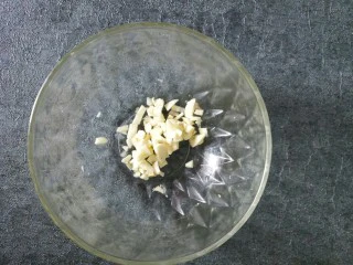 青椒香菇牛肉意面,切点蒜末