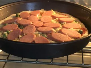 意式烤肠披萨,烤箱提前预热，200度烤15分钟。