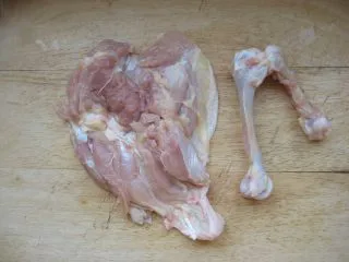 葡国鸡饭：在家复制香浓馥郁的异域美食,去除鸡骨。