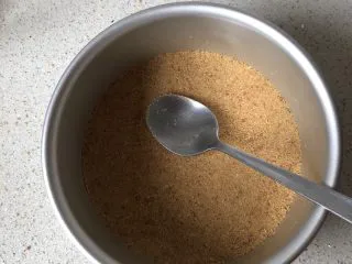 免烤❗️芒果酸奶蛋糕,用勺子压实，按紧，冷藏15分钟