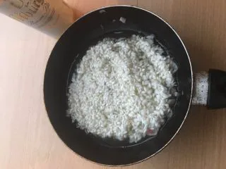 土豆苹果炖饭,加入酒，最好用花雕酒，黄酒或者料酒。我手头没有只能用啤酒代替。（(⁎⁍̴̛ᴗ⁍̴̛⁎)早午餐请尽量用米酒，增加甜味。）