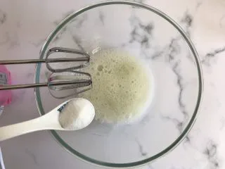 迷你巧克力夹心派,蛋清打散，分三次加入45g白砂糖