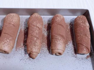 吃一次就会爱上它的美～可可酸奶面包,发酵好的面包胚是原来两倍大，筛上可可粉！