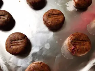 玫瑰花红糖小酥饼,如图所示，嫌麻烦的话就算了，哈哈