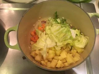 迷迭香烤羊排套餐,加入土豆、红萝卜、芹菜、高丽菜