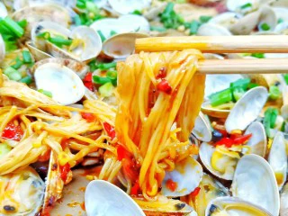 烤箱版【金针菇蒜香烤花蛤】,金针菇吸收了汤汁与花蛤的鲜美,别提有多香了!