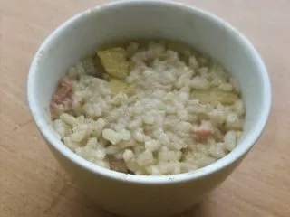 土豆苹果炖饭,（追求造型的看这里，不追求的跳过）放入一个小碗或者和我一样放一小盅，甚至有慕斯圈的放慕斯圈里。用勺子稍微压实。