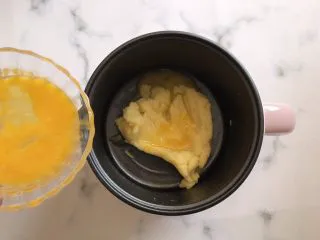 网红草莓脆皮泡芙,分多次加入面糊中，搅拌均匀