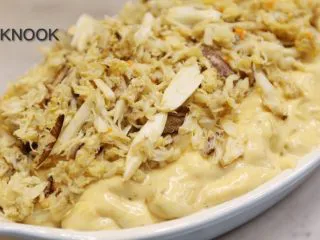 起司螃蟹通心粉,均匀地将蟹肉平铺在意面上