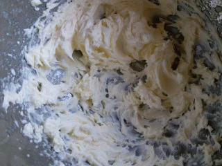 巧克力豆曲奇,把黄油打发到颜色发白,体积变大.如果不会看黄油的状态,可以看下打蛋盆边缘的黄油霜像羽毛一样.千万不打发过头了,就会导致失败哦!