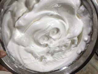 十寸戚风蛋糕（不开裂）,打发好的蛋白霜盆倒扣都不会掉下来，且有光泽感。